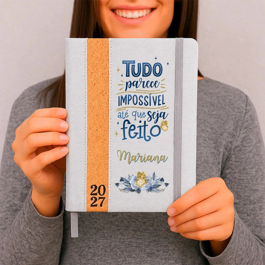 Agenda diária 2027 personalizada com nome. Capa em linho e cortiça, formato A5.
