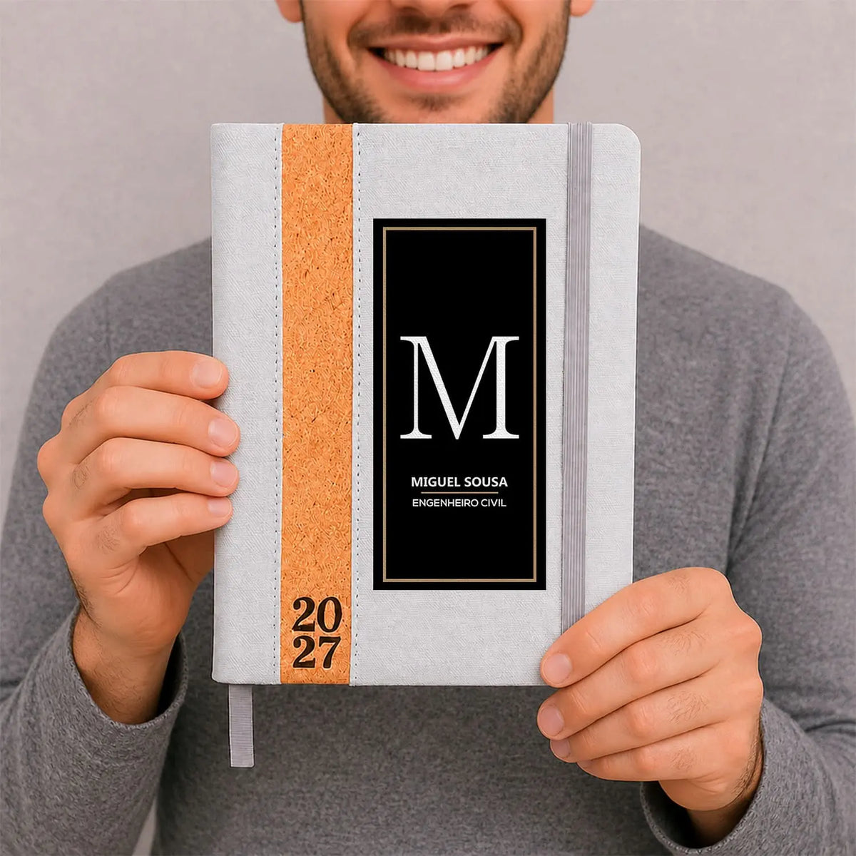 Agenda diária 2027 personalizada com nome e profissão. Capa em linho e cortiça, formato A5.