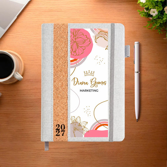 Agenda diária 2027 personalizada com nome e profissão. Capa em linho e cortiça, formato A5.