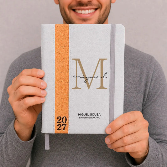 Agenda diária 2027 personalizada com nome e profissão. Capa em linho e cortiça, formato A5.