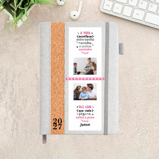 Agenda diária 2027 personalizada com fotografias e nome. Capa em linho e cortiça, formato A5.