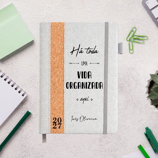 Agenda diária 2027 personalizada com nome. Capa em linho e cortiça, formato A5.