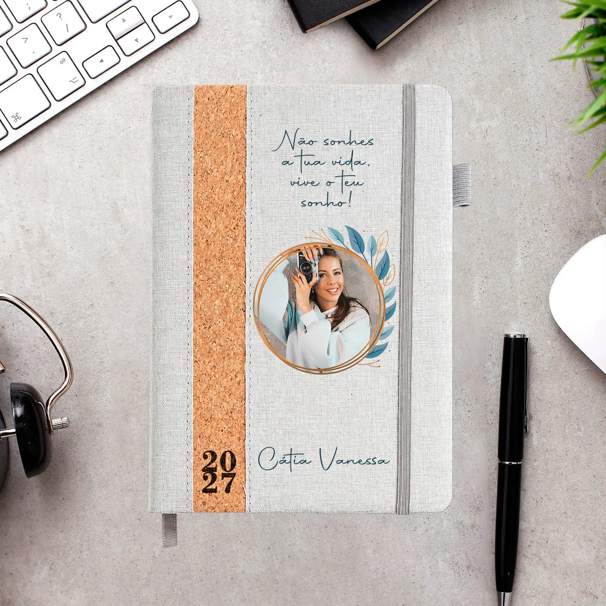 Agenda diária 2027 personalizada com  frase, fotografia e nome. Capa em linho e cortiça, formato A5.