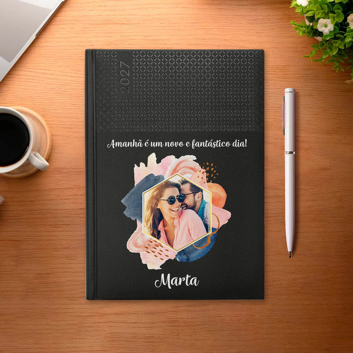 Agenda semanal 2027 personalizada com frase, fotografia e nome. Capa em PU, formato A5+.