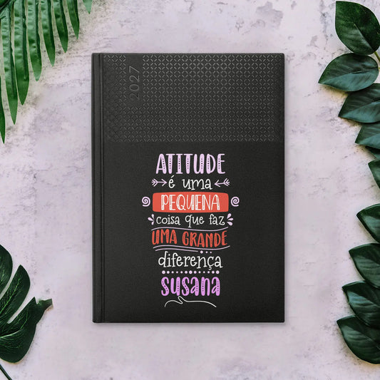 Agenda semanal 2027 personalizada com nome. Capa em PU, formato A5+.