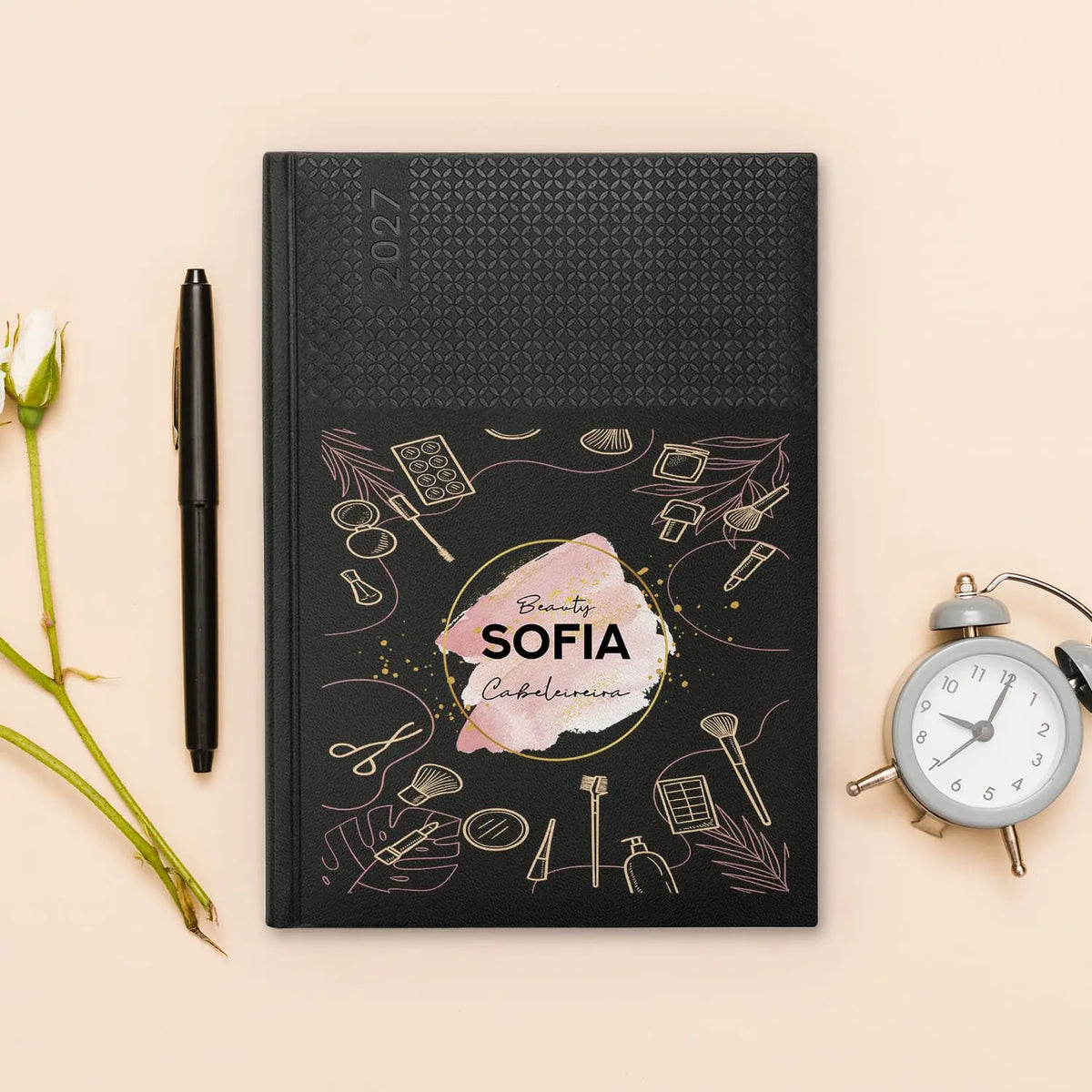 Agenda semanal 2027 personalizada com nome e profissão. Capa em PU, formato A5+.