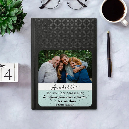 Agenda semanal 2027 personalizada com fotografia, nome e frase. Capa em PU, formato A5+. 