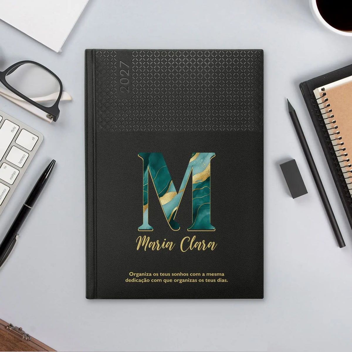 Agenda semanal 2027 personalizada com nome e frase. Capa em PU, formato A5+.