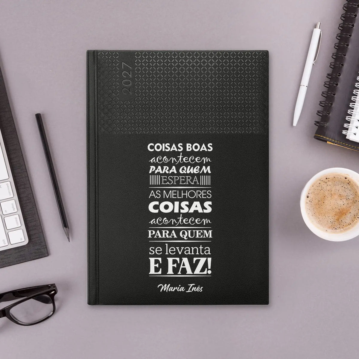 Agenda semanal 2027 personalizada com nome. Capa em PU, formato A5+.