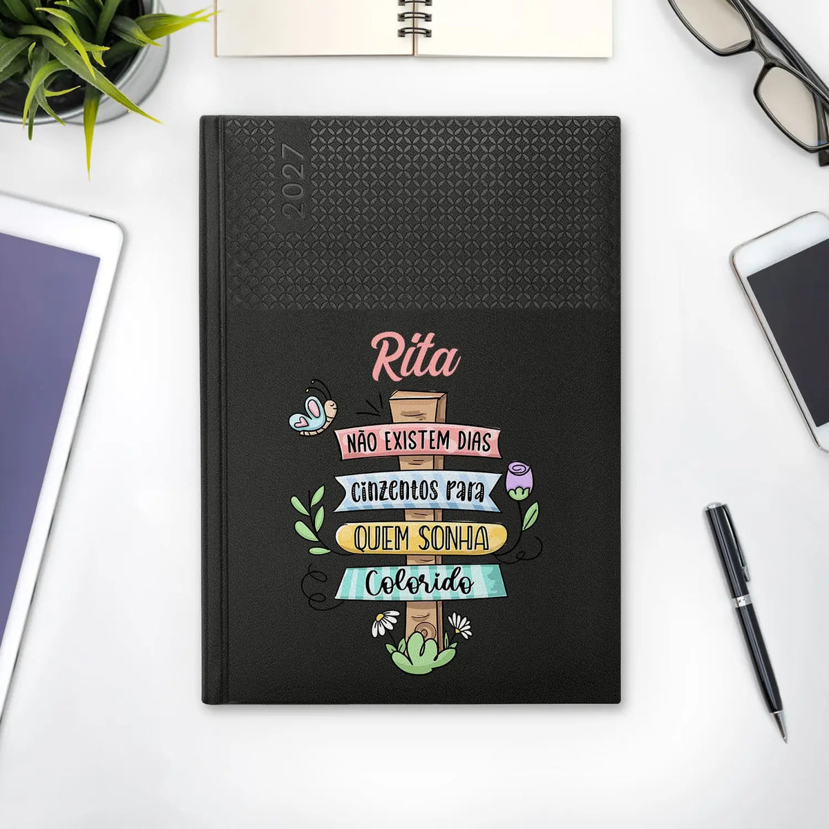 Agenda semanal 2027 personalizada com nome. Capa em PU, formato A5+.