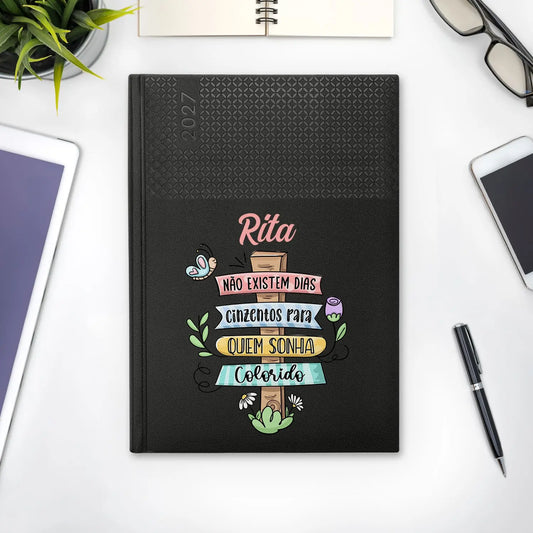 Agenda semanal 2027 personalizada com nome. Capa em PU, formato A5+.