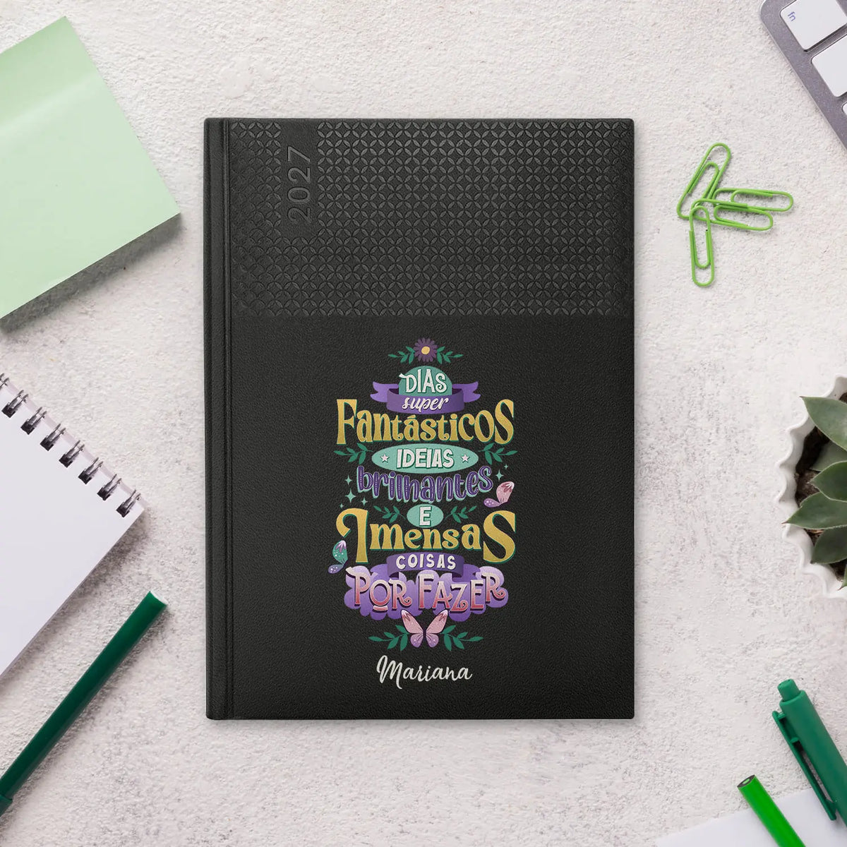 Agenda semanal 2027 personalizada com nome. Capa em PU, formato A5+.