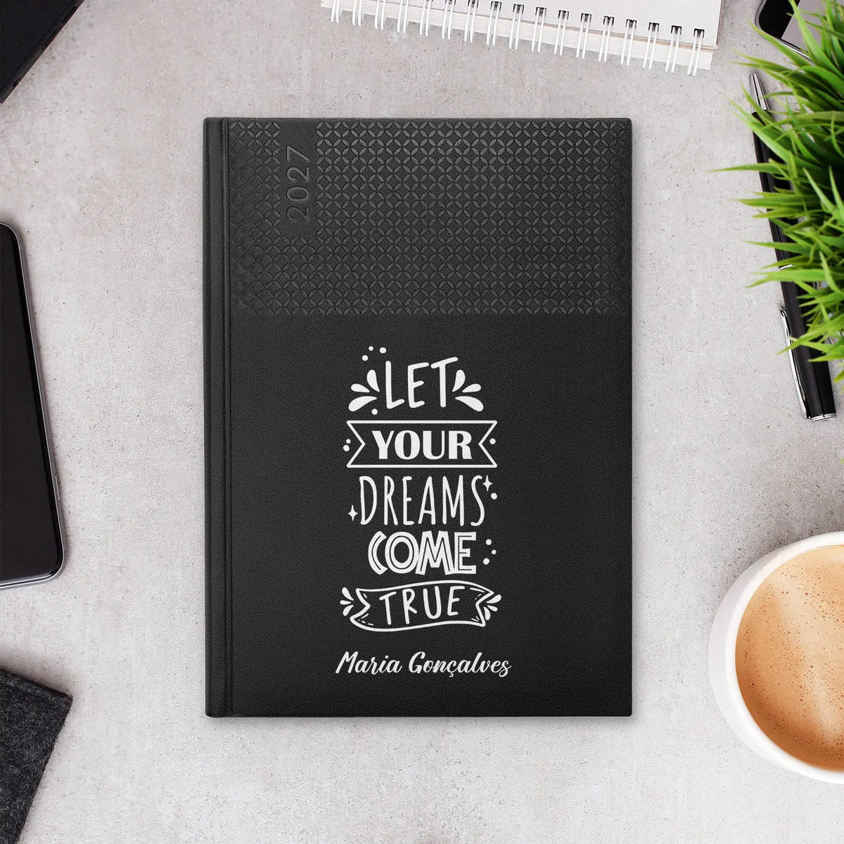 Agenda semanal 2027 personalizada com nome. Capa em PU, formato A5+.