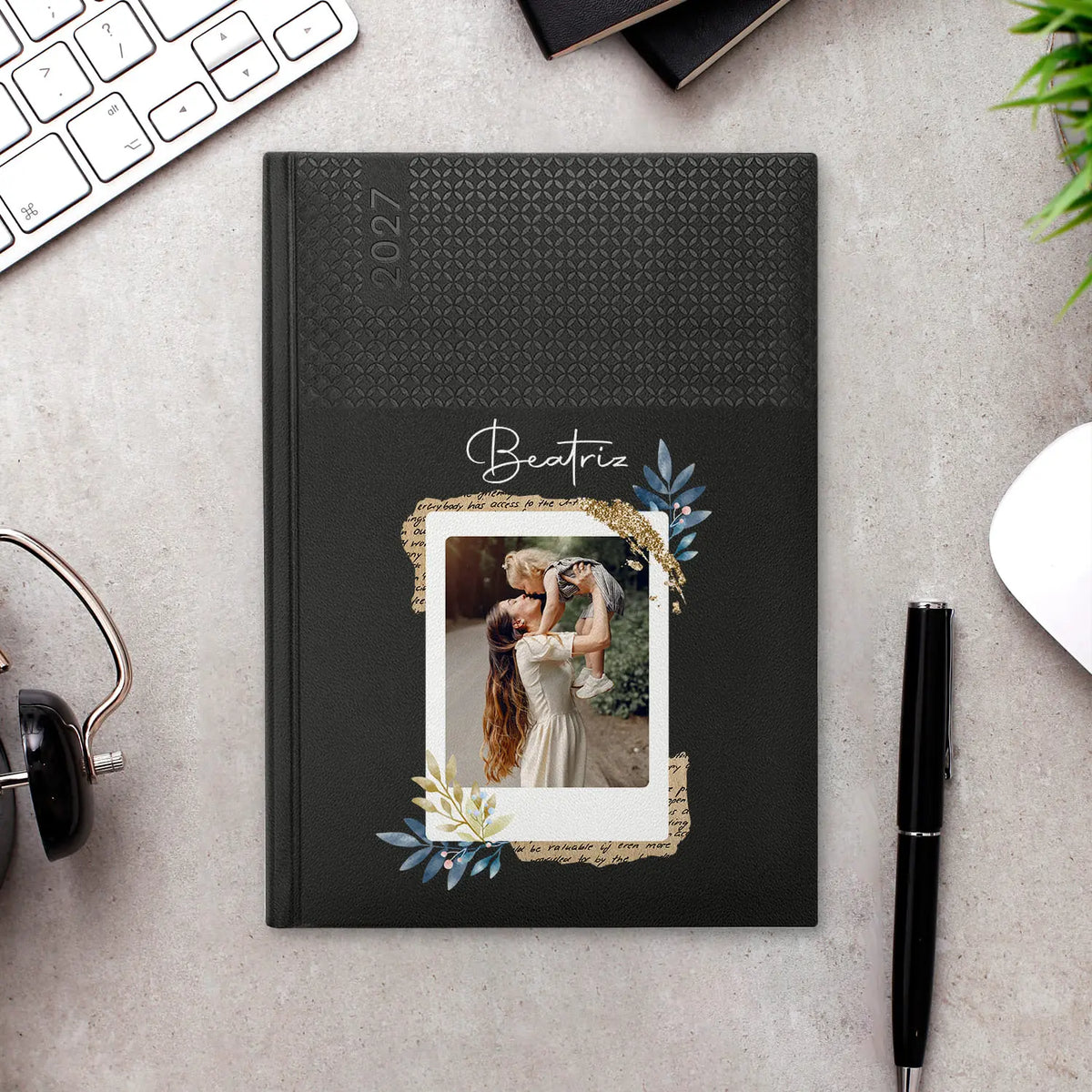 Agenda semanal 2027 personalizada com fotografia e nome. Capa em PU, formato A5+.