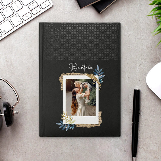 Agenda semanal 2027 personalizada com fotografia e nome. Capa em PU, formato A5+.