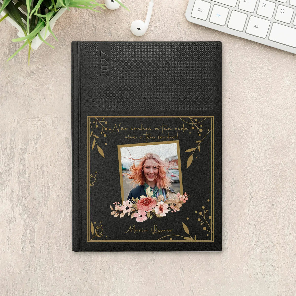 Agenda semanal 2027 personalizada com frase, fotografia e nome. Capa em PU, formato A5+.