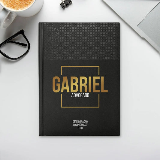 Agenda semanal 2027 personalizada com nome e profissão. Capa em PU, formato A5+.