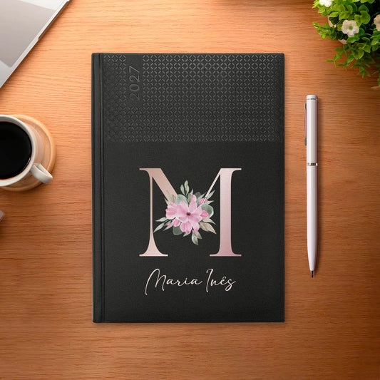 Agenda semanal 2027 personalizada com nome. Capa em PU, formato A5+.