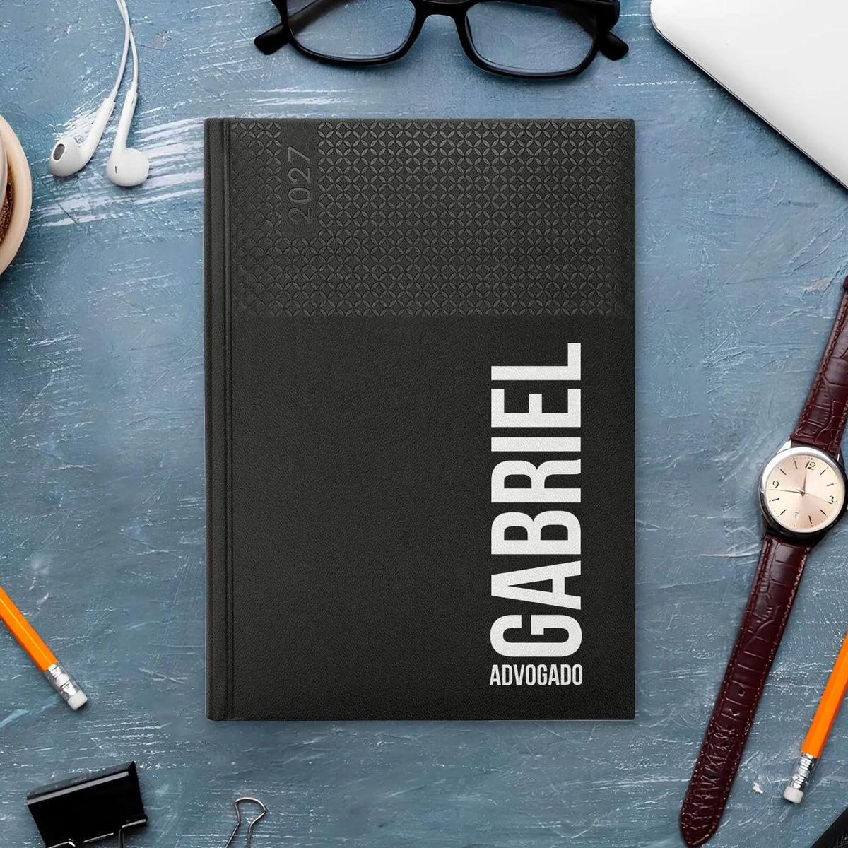 Agenda semanal 2027 personalizada com nome e profissão. Capa em PU, formato A5+.