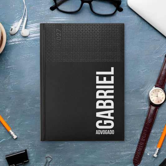 Agenda semanal 2027 personalizada com nome e profissão. Capa em PU, formato A5+.