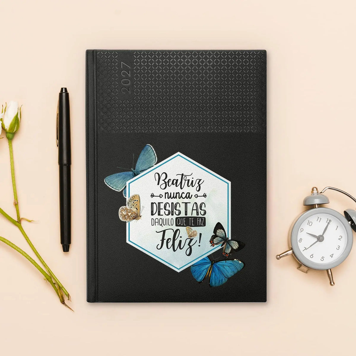 Agenda semanal 2027 personalizada com nome. Capa em PU, formato A5+.