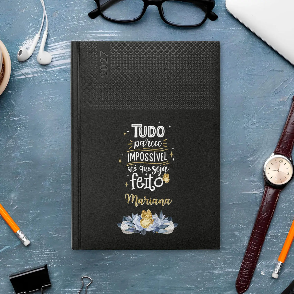 Agenda semanal 2027 personalizada com nome. Capa em PU, formato A5+.
