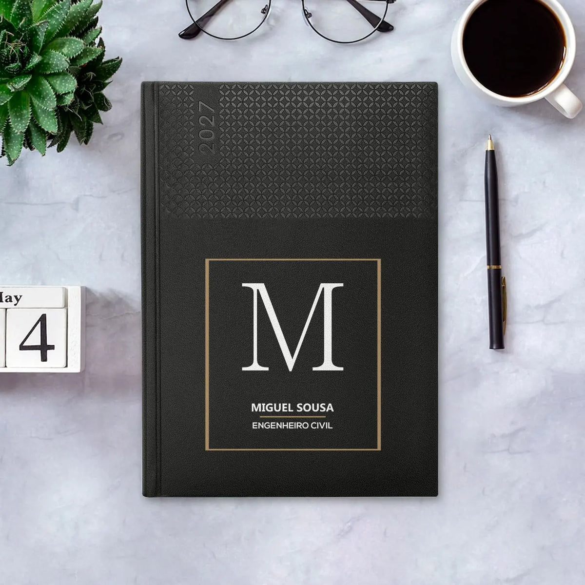 Agenda semanal 2027 personalizada com nome e profissão. Capa em PU, formato A5+.