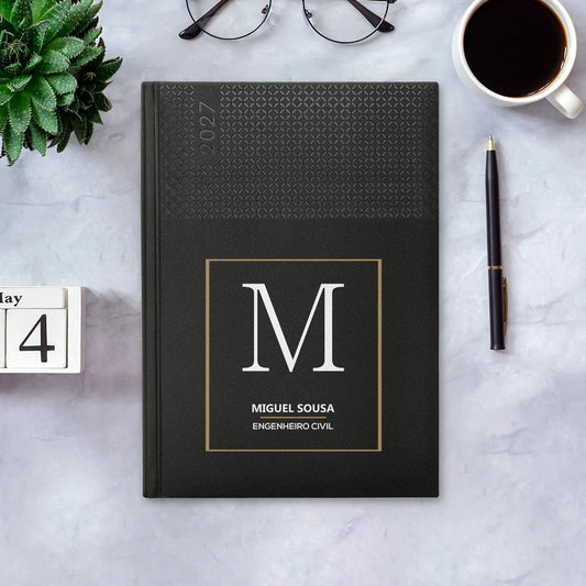 Agenda semanal 2027 personalizada com nome e profissão. Capa em PU, formato A5+.