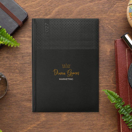 Agenda semanal 2027 personalizada com nome e profissão. Capa em PU, formato A5+.