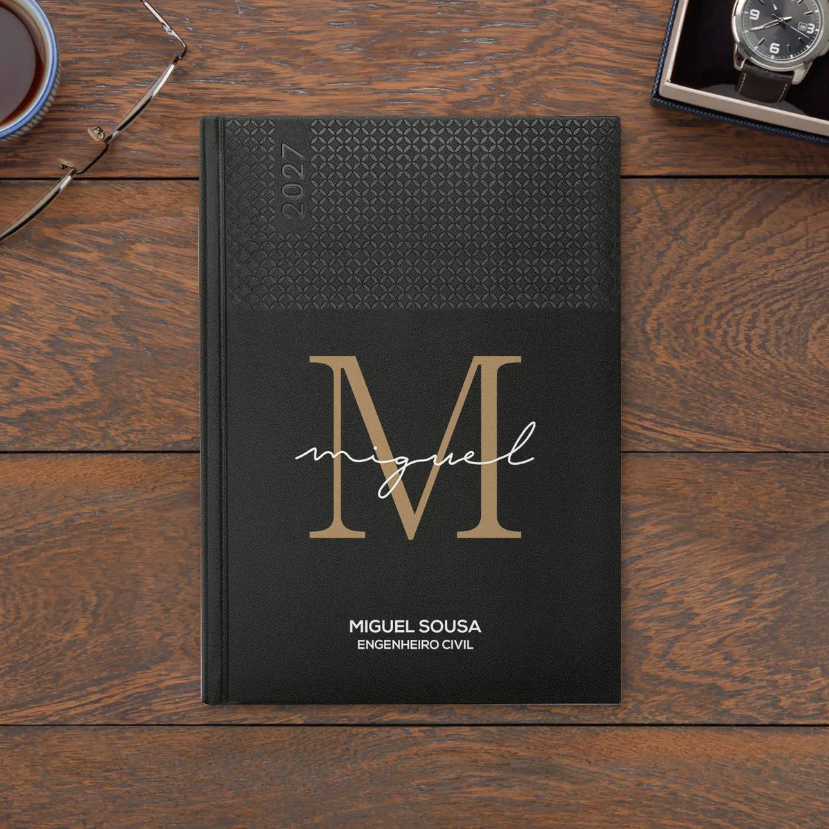 Agenda semanal 2027 personalizada com nome e profissão. Capa em PU, formato A5+.