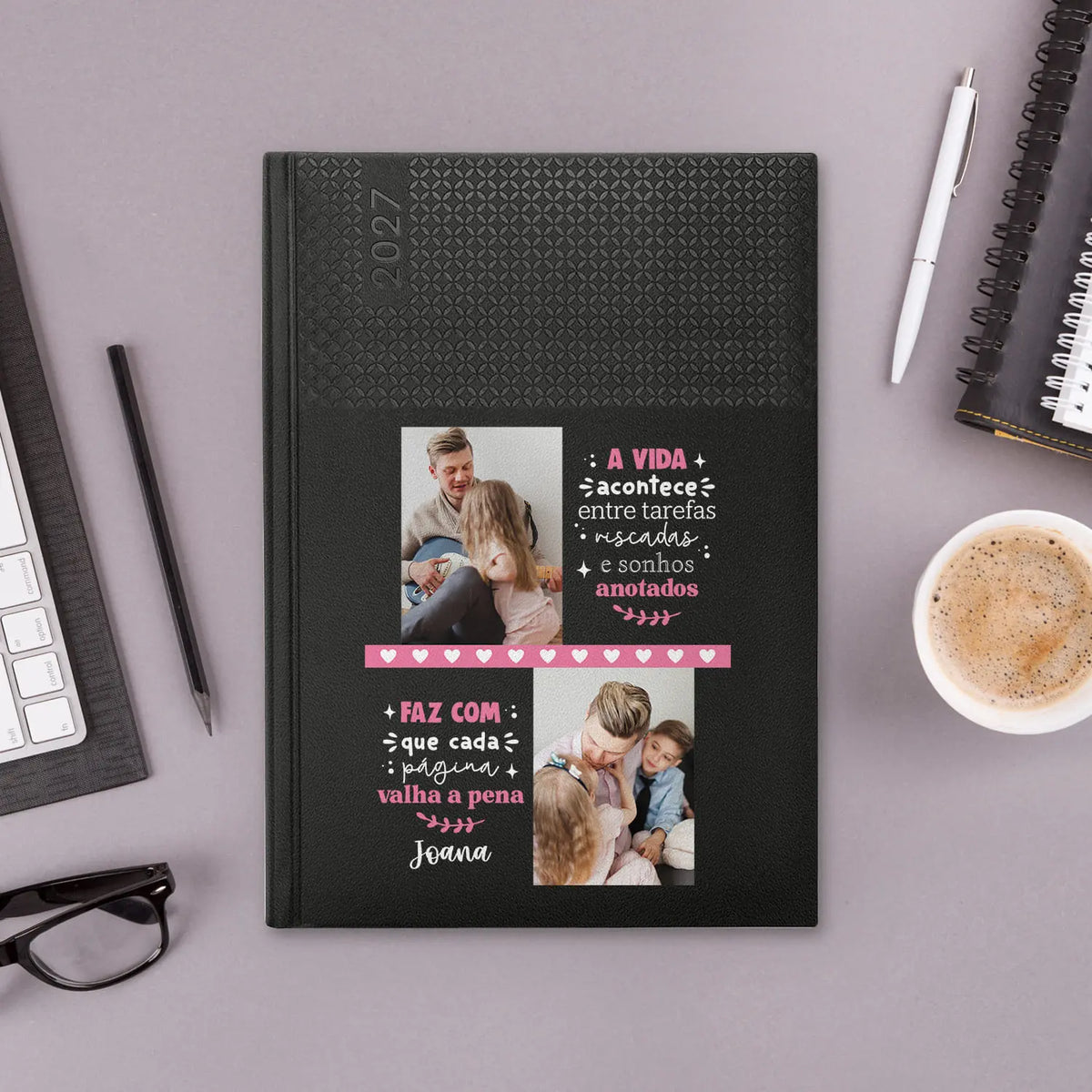 Agenda semanal 2027 personalizada com fotografias e nome. Capa em PU, formato A5+. 