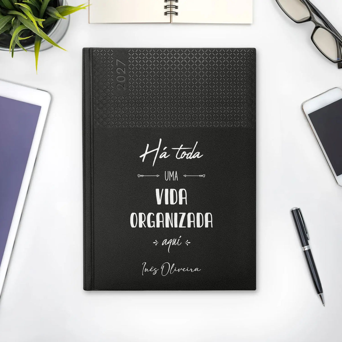 Agenda semanal 2027 personalizada com nome. Capa em PU, formato A5+.