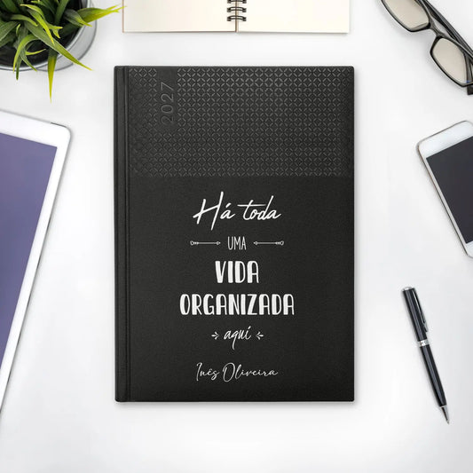 Agenda semanal 2027 personalizada com nome. Capa em PU, formato A5+.