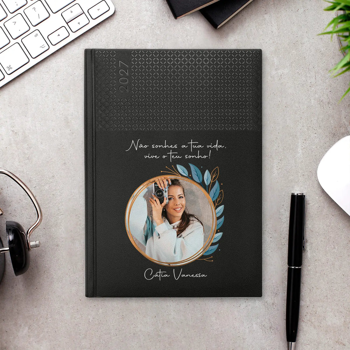 Agenda semanal 2027 personalizada com frase, fotografia e nome. Capa em PU, formato A5+.