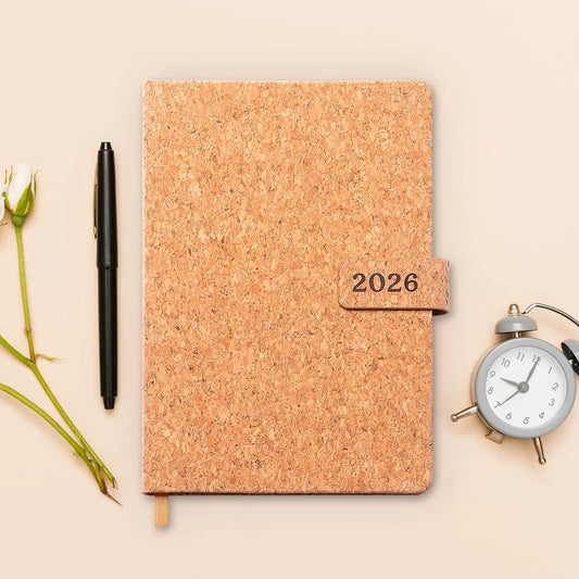 Agenda diária 2026. Capa em cortiça com fecho magnético, formato A5.