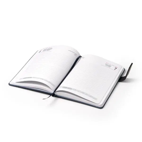 Agenda diária 2026. Capa em tecido com fecho magnético, formato A5.