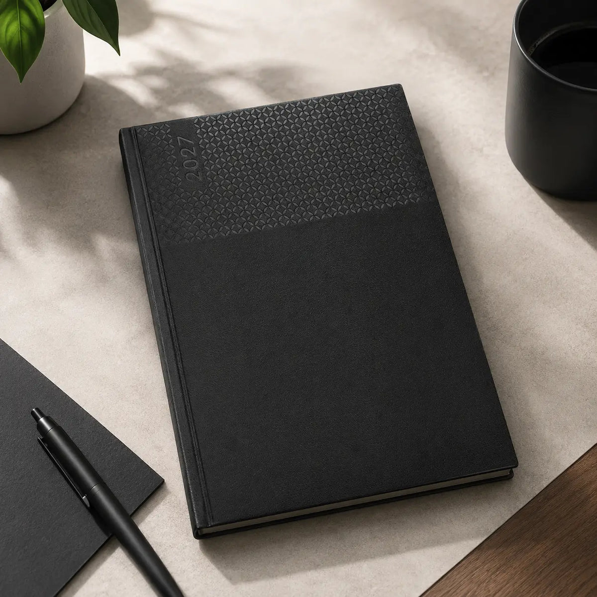 Agenda semanal 2027. Capa em PU, formato A5+.