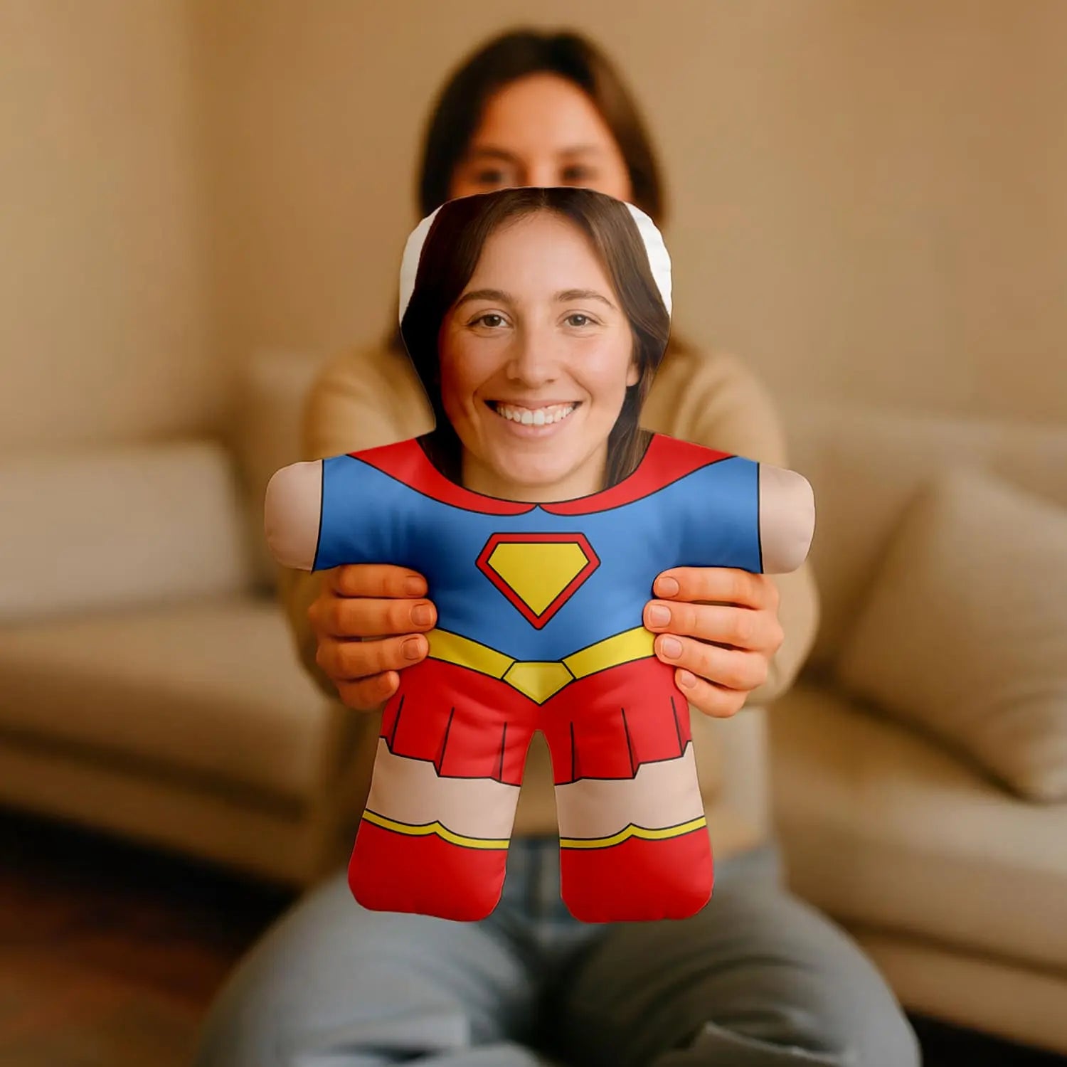 Almofada boneco personalizada MiniTu Super Mulher com fotografia.
