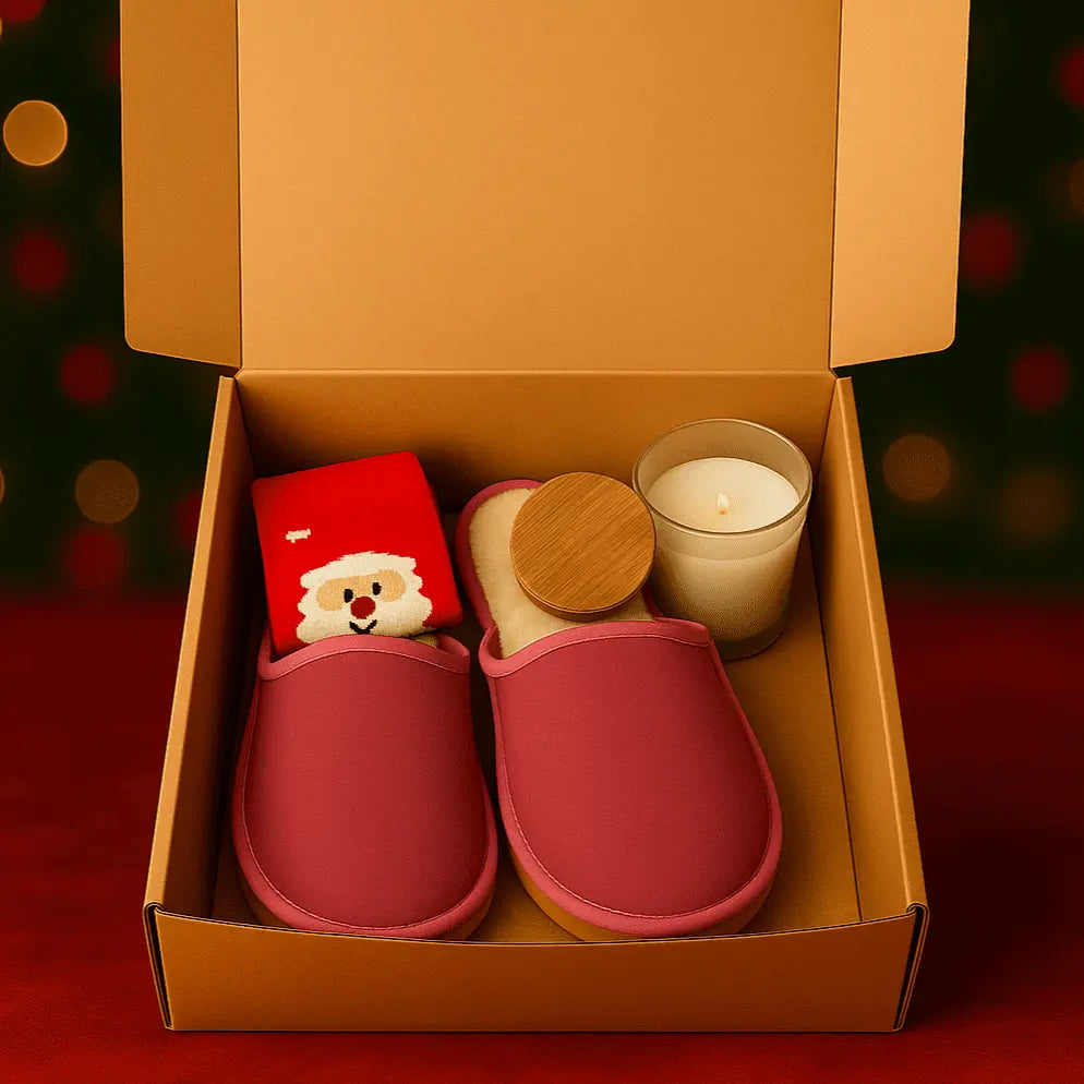 Box Especial de Natal com chinelos rosa, vela em copo de vidro com tampa de bambu e meias de Natal.
