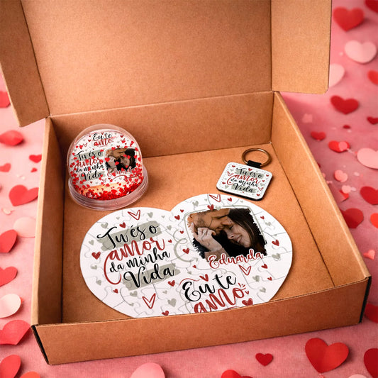 Box Dia dos Namorados personalizada com nome(s) e fotografia e composta por puzzle coração, globo corações e porta-chaves.