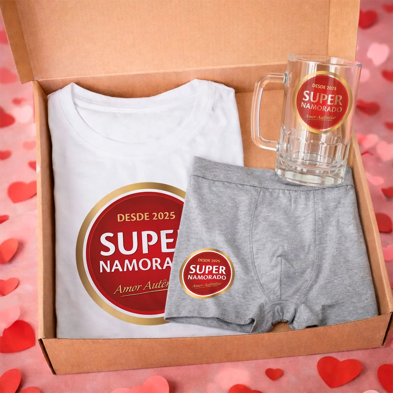 Box Dia dos Namorados personalizada com t-shirt branca, caneca para cerveja e boxer cinza claro. 