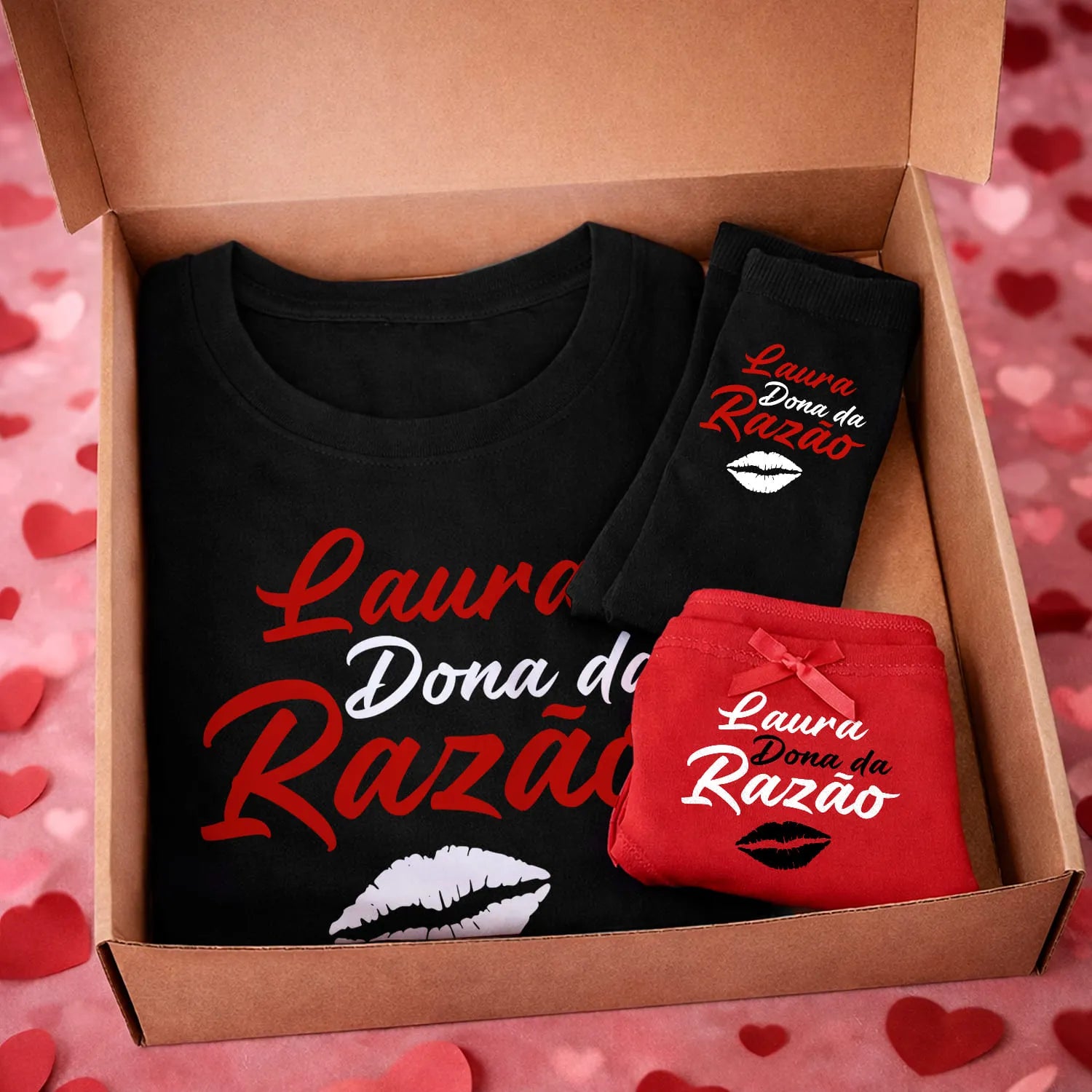 Box Dia dos Namorados personalizada com nome e composta por t-shirt preta, cuecas vermelhas e meias pretas.