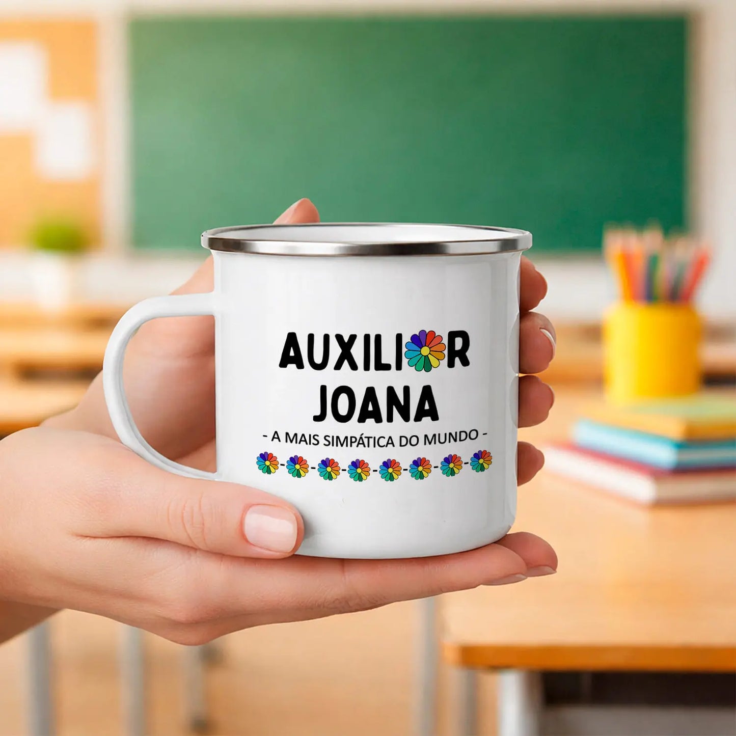 caneca de esmalte auxiliar personalizada com nome e frase