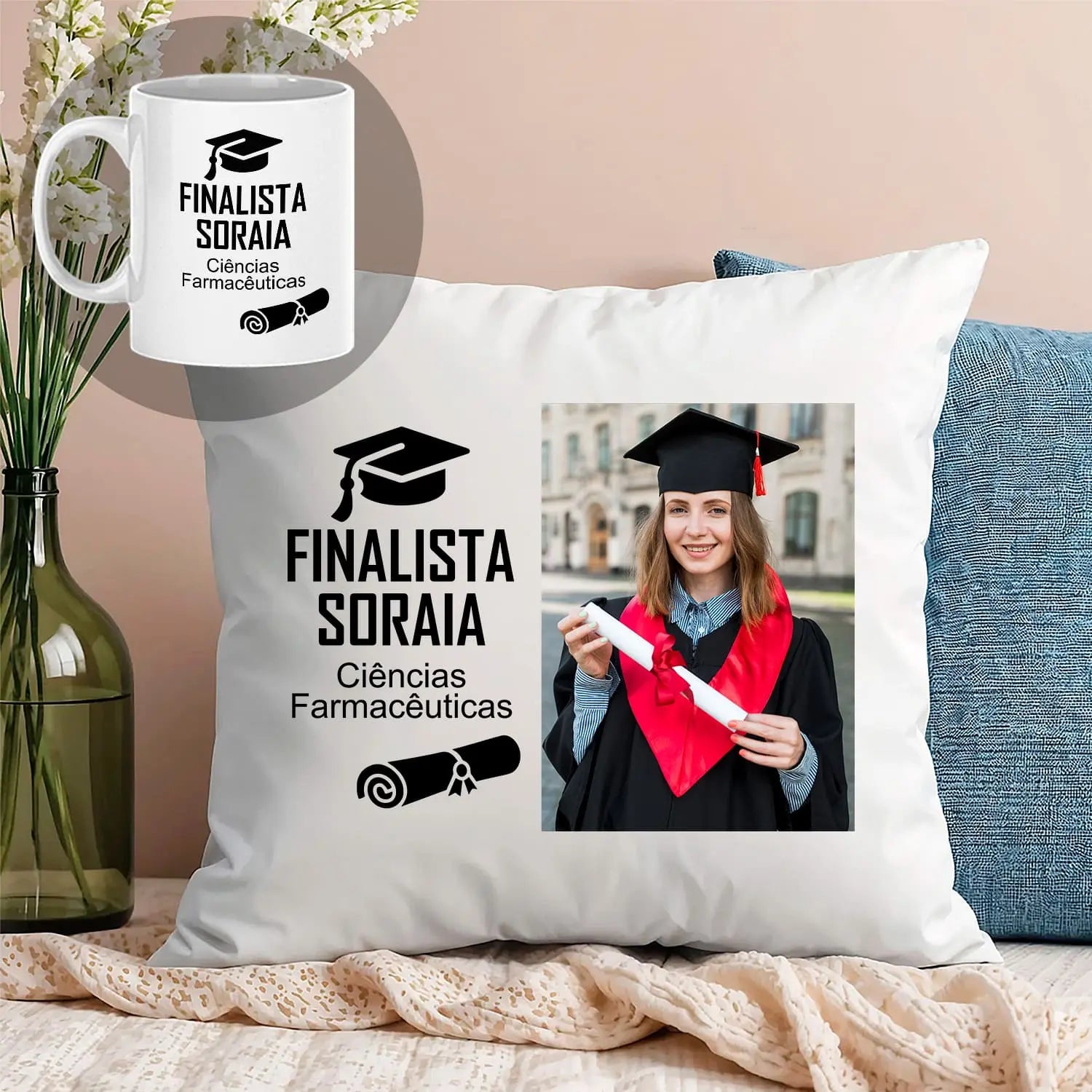 Almofada e caneca personalizadas para finalista com nome, curso ou ano escolar e fotografia — 9.º e 12.º anos ou universidade. 