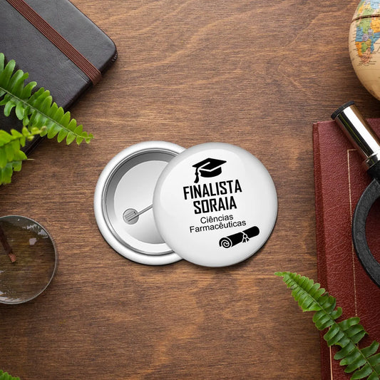 Crachá personalizado para finalista com nome e curso ou ano escolar — 9.º e 12.º anos ou universidade. 