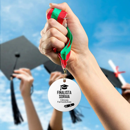 Medalha personalizada para finalista com nome e curso ou ano escolar — 9.º e 12.º anos ou universidade. 