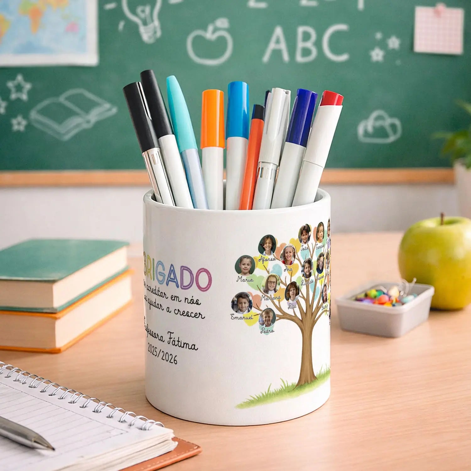 porta lápis personalizado com nome da professora, nomes e fotografias dos alunos