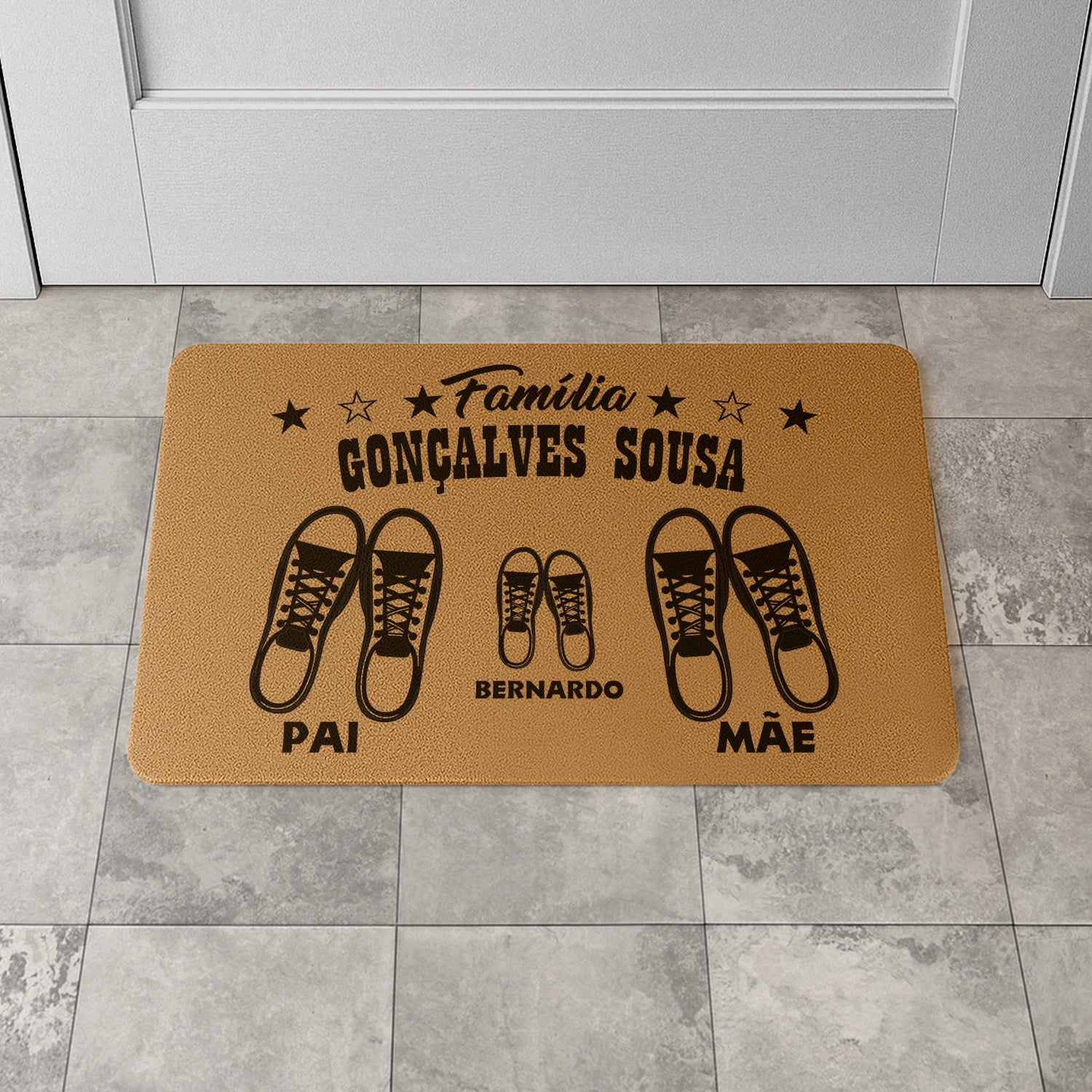 Tapete de entrada personalizado com apelido(s) da família e nome(s). Superfície de fibra sintética. Base de borracha preta antiderrapante. 40x60 cm.