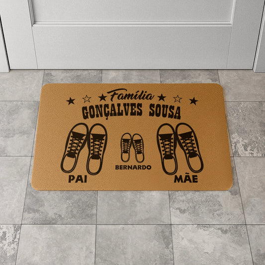 Tapete de entrada personalizado com apelido(s) da família e nome(s). Superfície de fibra sintética. Base de borracha preta antiderrapante. 40x60 cm.