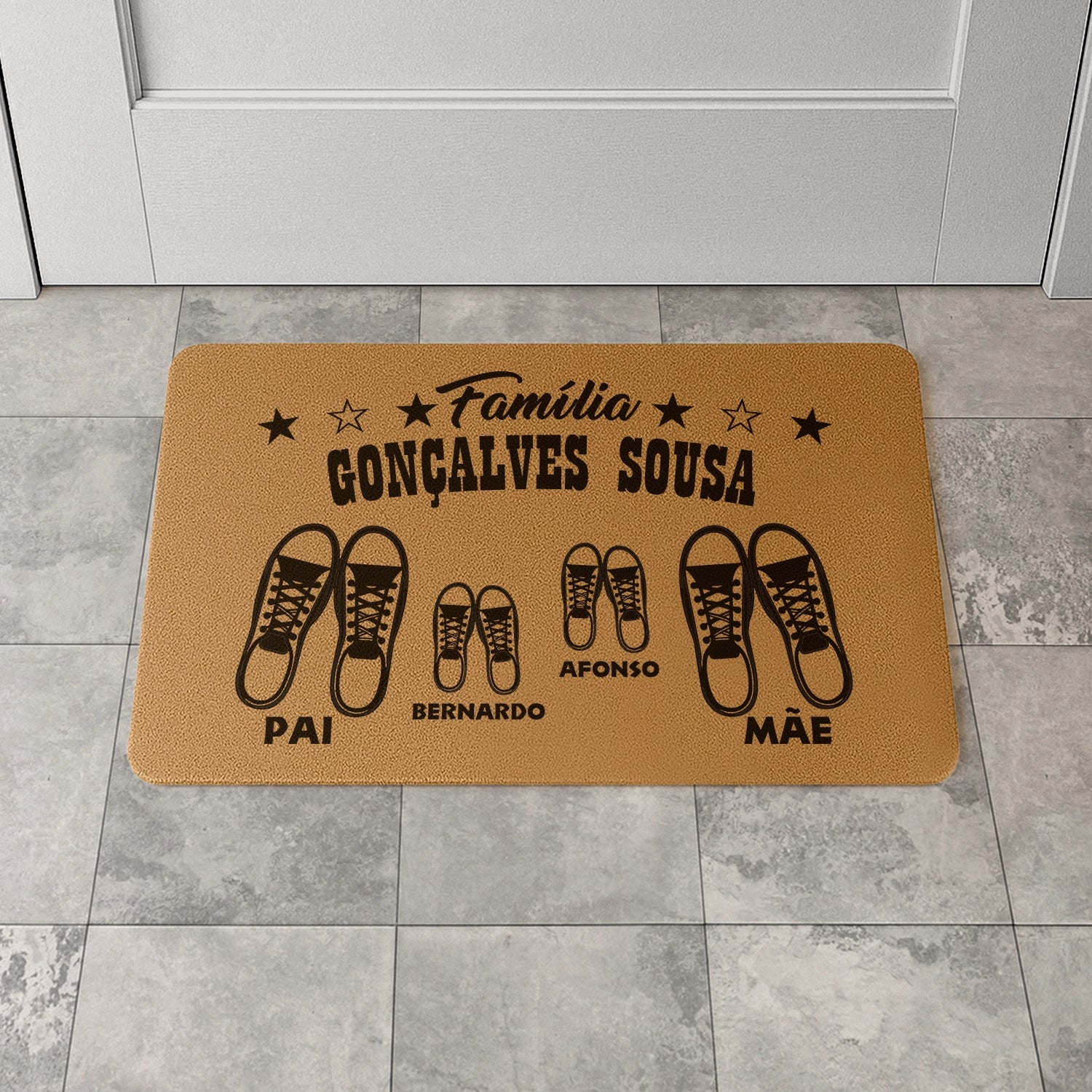Tapete de entrada personalizado com apelido(s) da família e nome(s). Superfície de fibra sintética. Base de borracha preta antiderrapante. 40x60 cm.